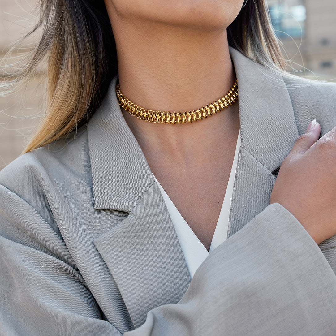 Collar cubano minimalista geométrico de acero de titanio con chapado de oro PVD de 18K para mujer