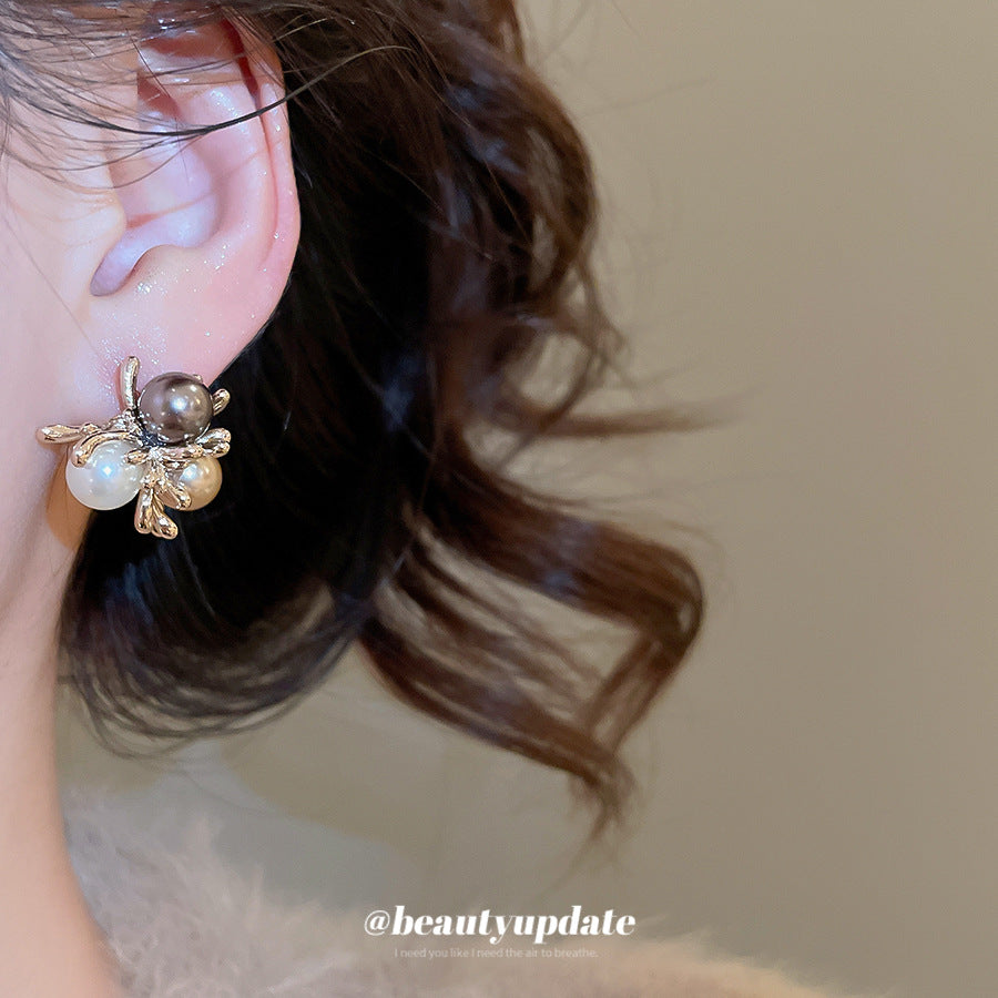 Aretes de flor marrón estilo francés vintage con perlas y postes de acero chapados en oro para mujer