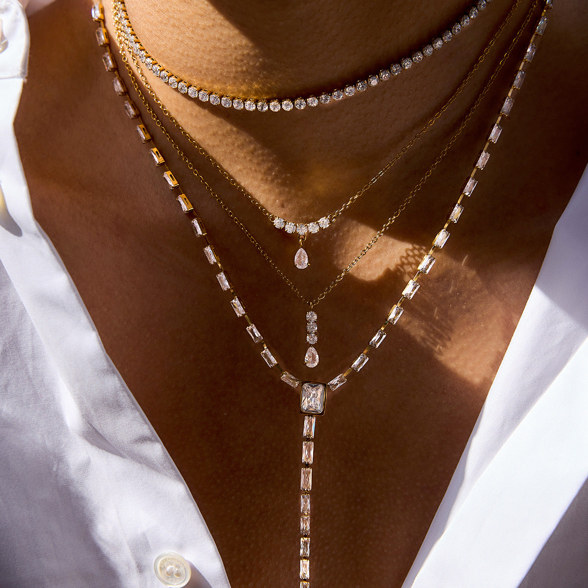 Collana in Acciaio Inox Dorato a Ventaglio Geometrico con Zirconi, Catena Pendente in Acciaio Inossidabile Placcato Oro Sottovuoto PVD da Donna