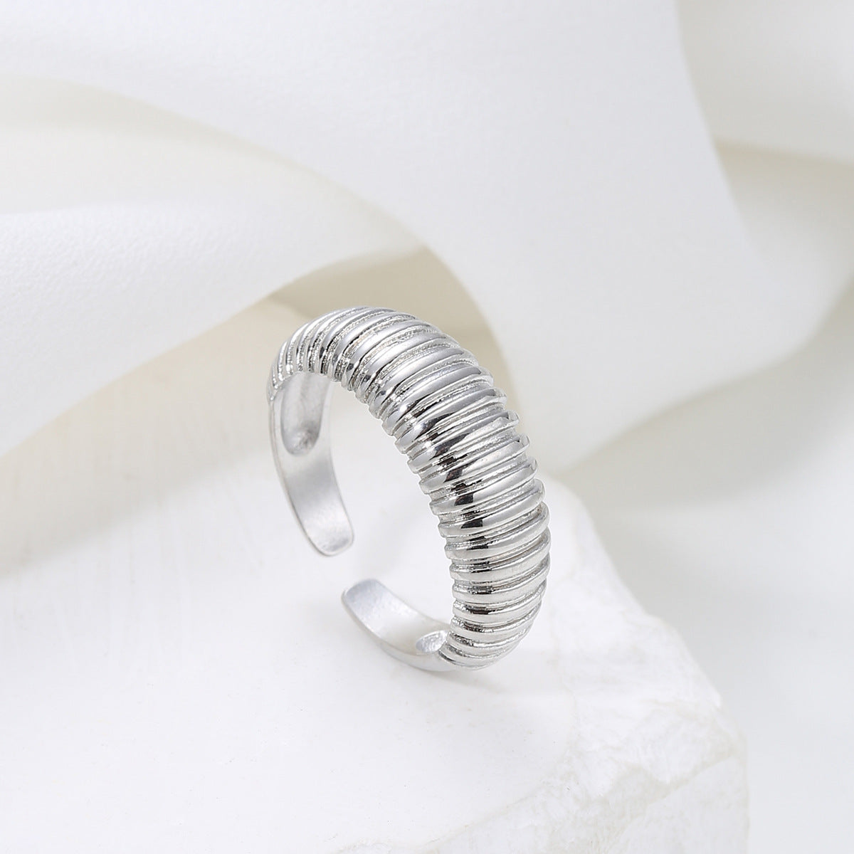 Anillo de Aleación Minimalista en Forma de Ola con Acabado Chapado y Banda Abierta Ajustable para Mujer
