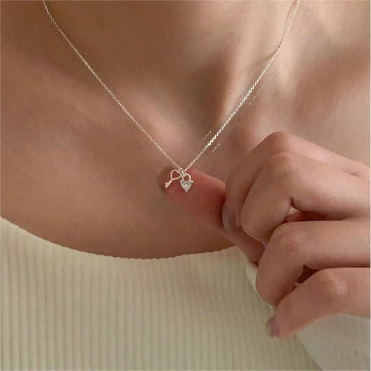 Collar minimalista con colgante de llave de corazón de plata de ley 925 con incrustaciones de diamantes de imitación en cadena de serpiente para mujer