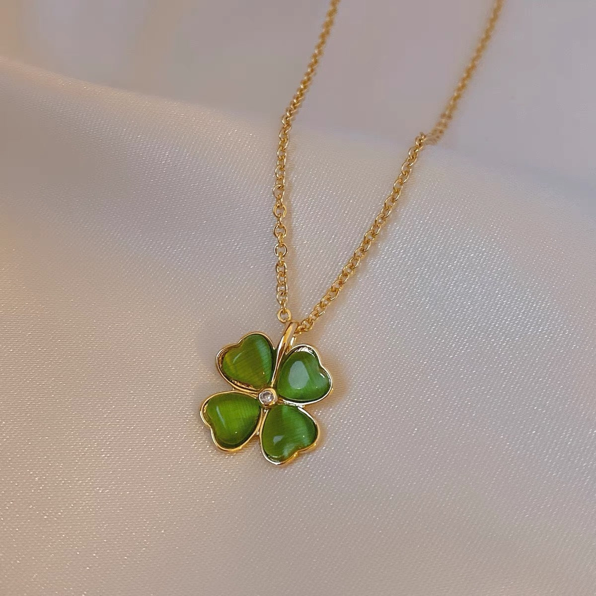 Collana da Donna a Forma di Trifoglio in Stile Naturale, in Acciaio al Titanio con Intarsio in Zirconi su Catena a Scatola