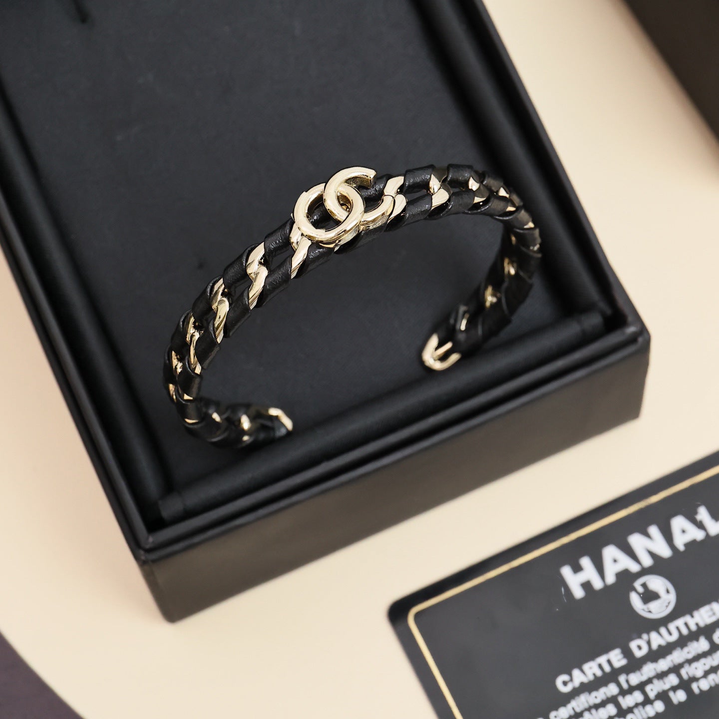 Bracciale rigido aperto da donna in pelle con catena a maglie cubane in ottone placcato oro di lusso con design a lettera