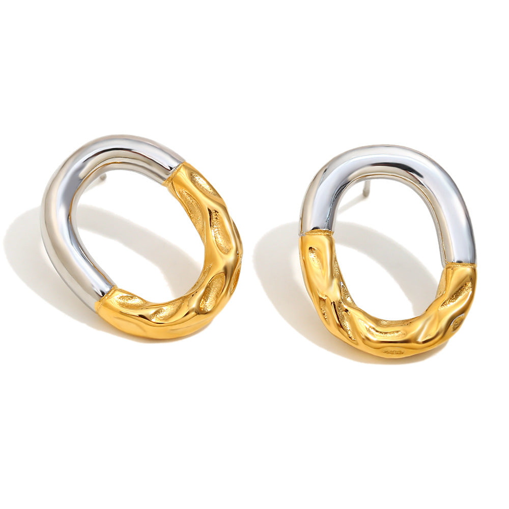 Collana Minimalista Elegante con Ciondolo Ovale Traforato a Motivi Floreali in Acciaio Inossidabile, Placcatura in Oro 18K e Accenti di Zirconi