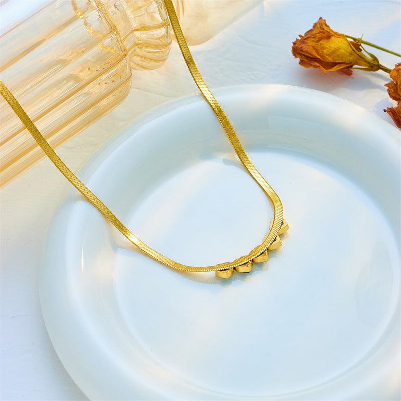 Collana da donna vintage minimalista a catena a serpente in acciaio al titanio con strass verdi a forma di cuore