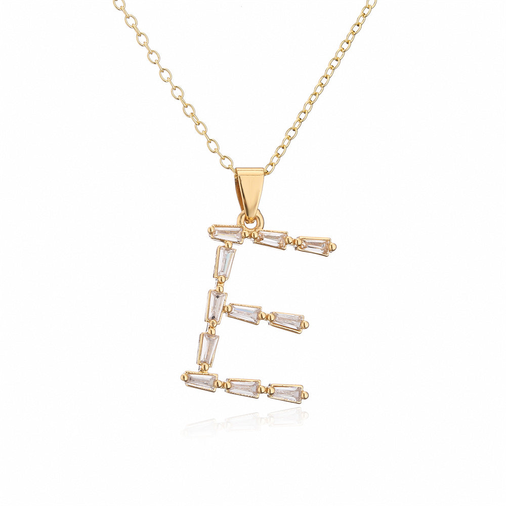 Collana da donna con ciondolo a lettera minimalista in ottone, placcata in oro 18K con intarsio di zirconi