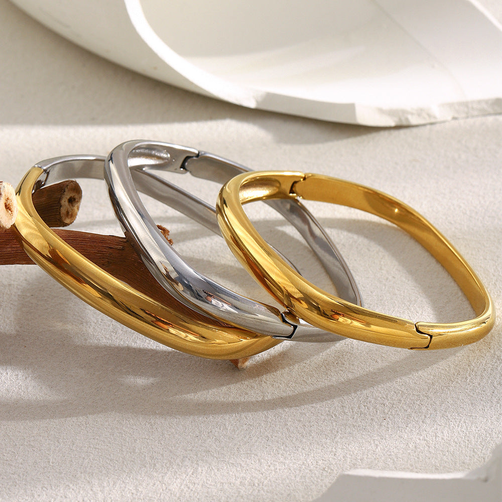 Bracciale a Polsino Tondo Irregolare Minimalista da Donna in Acciaio Inossidabile con Placcatura in Oro 18K