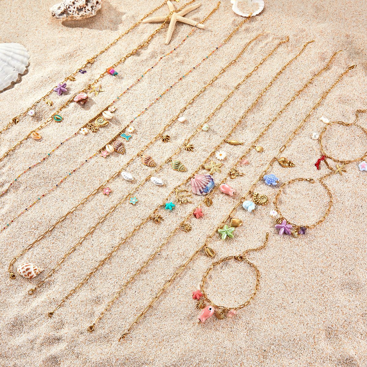 Collana da donna alla moda a tema oceano, con conchiglie e stelle marine, in acciaio al titanio placcato oro 18 carati