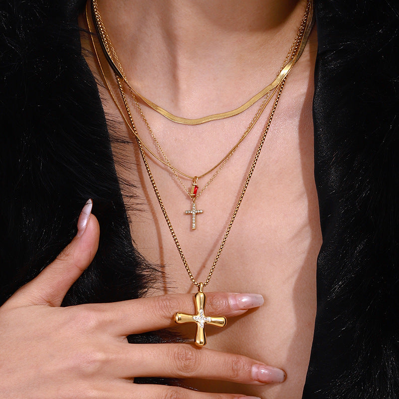 Collana Pendente a Croce Minimalista da Donna in Acciaio al Titanio con Intarsio di Strass e Finitura Placcata