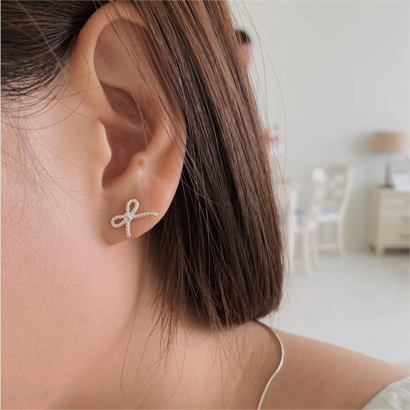 Pendientes Minimalistas de Lazo en Plata de Ley 925 con Acabado Chapado para Mujer