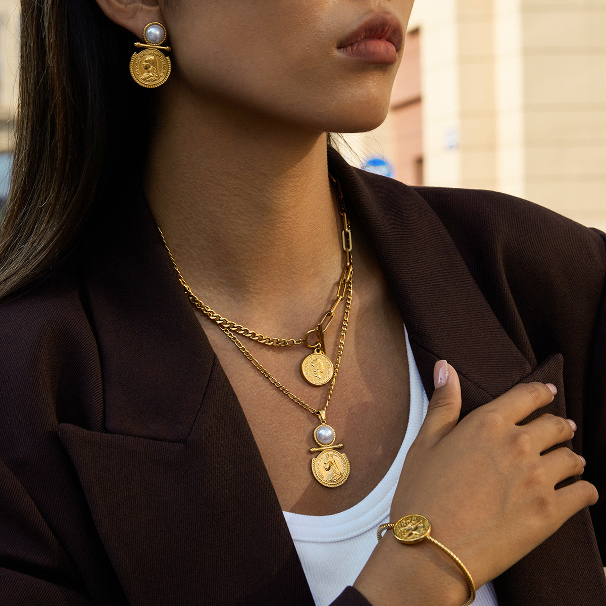 Collana con Pendente Geometrico a Angelo da Donna in Acciaio al Titanio con Intarsi in Resina e Perle, Catena a Colletto in Acciaio Inossidabile Galvanizzato