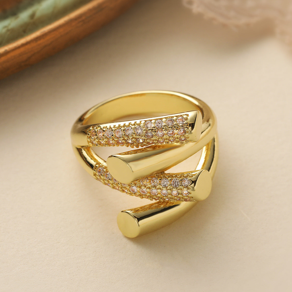 Anello da donna geometrico irregolare in rame con placcatura in oro vero e zirconi micro-incastonati