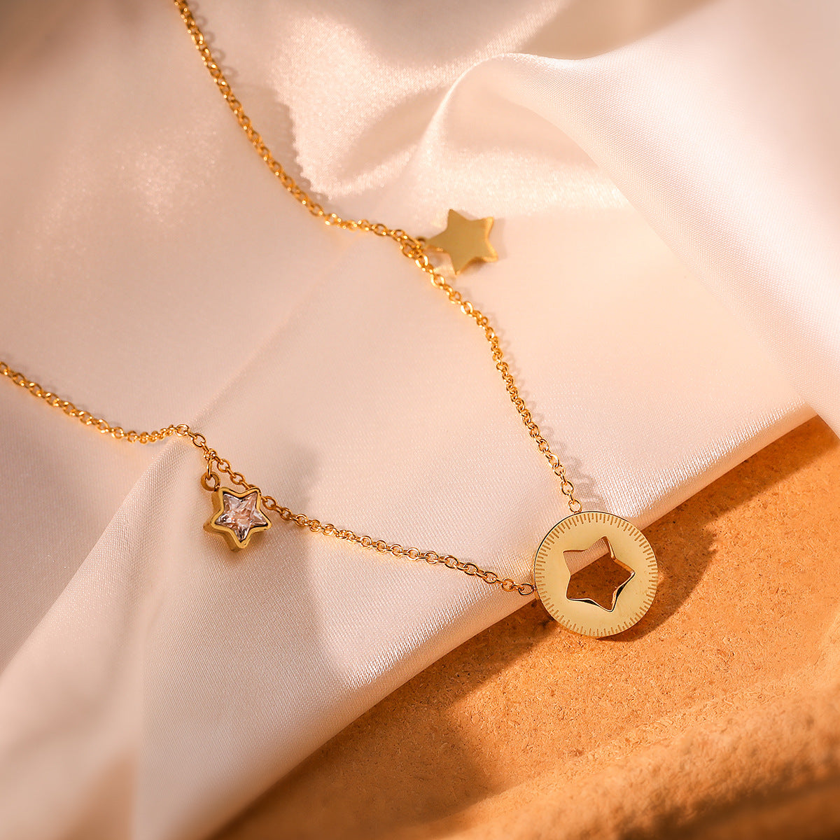 Collana con ciondolo a stella a cinque punte minimalista da donna in acciaio al titanio con placcatura in oro vero