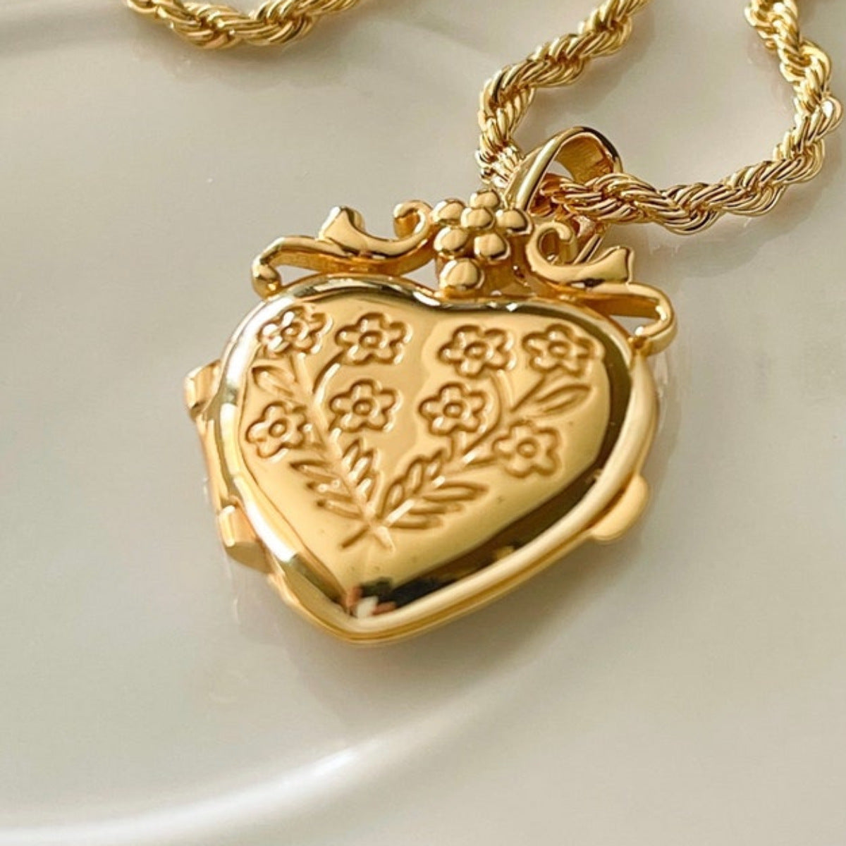 Natural Minimalist Heart and Floral Album Pendant Necklace with 18K Gold Plated Copper, Square Snap-Open Locket on Twisted Chain