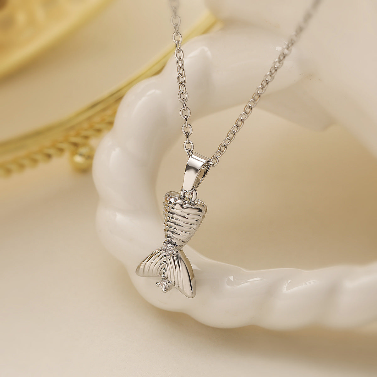 Collana Pendente Coda di Pesce Geometrica Minimalista da Donna in Ottone con Placcatura in Oro Vero, Catena Delicata per Clavicole