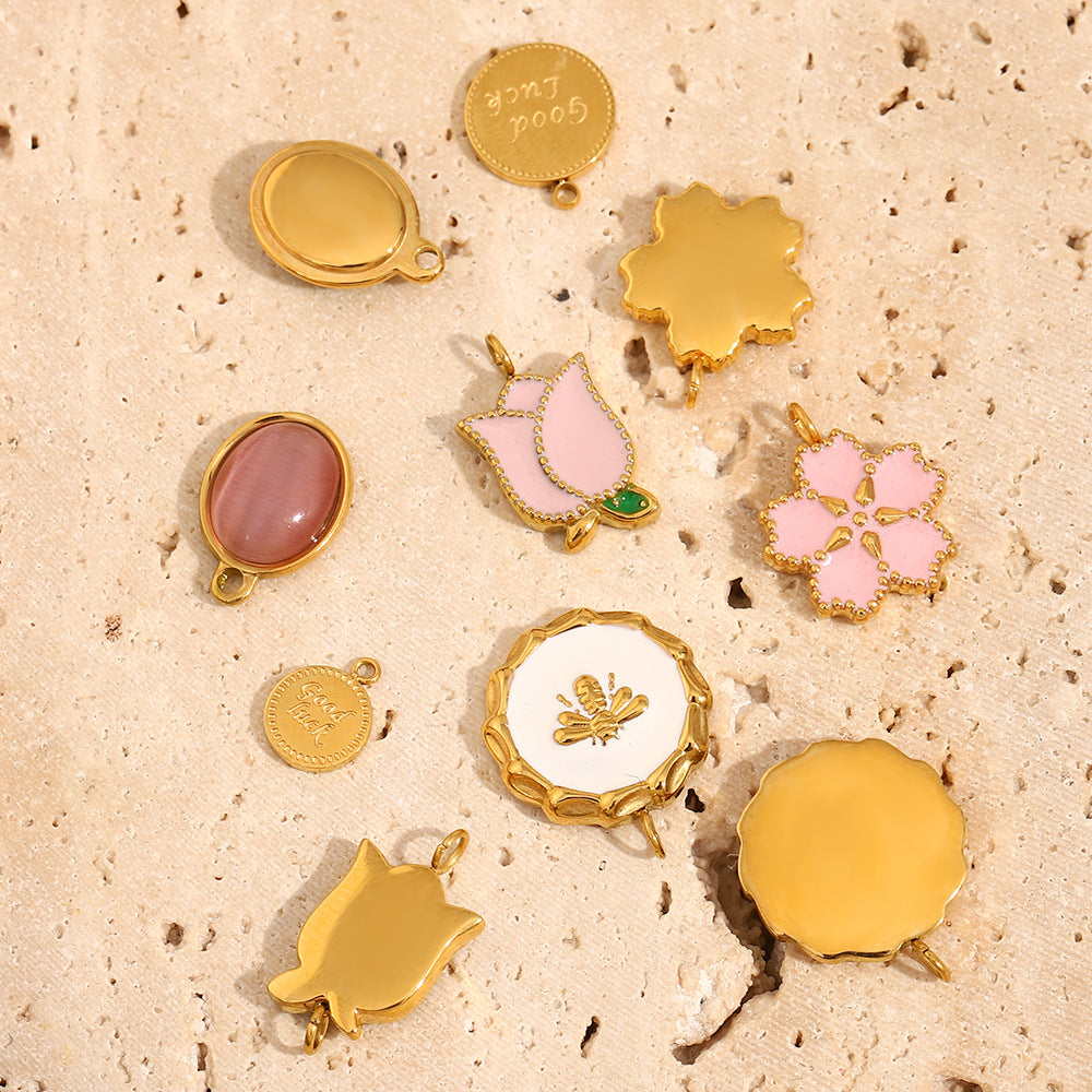 Ciondolo Floreale Minimalista in Acciaio Inossidabile con Placcatura in Oro 18K e Dettagli in Smalto
