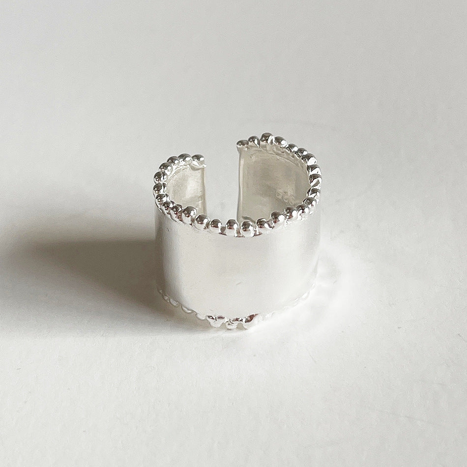 Anello da donna minimalista geometrico in argento sterling 925 con fascia larga lucida e texture effetto acqua
