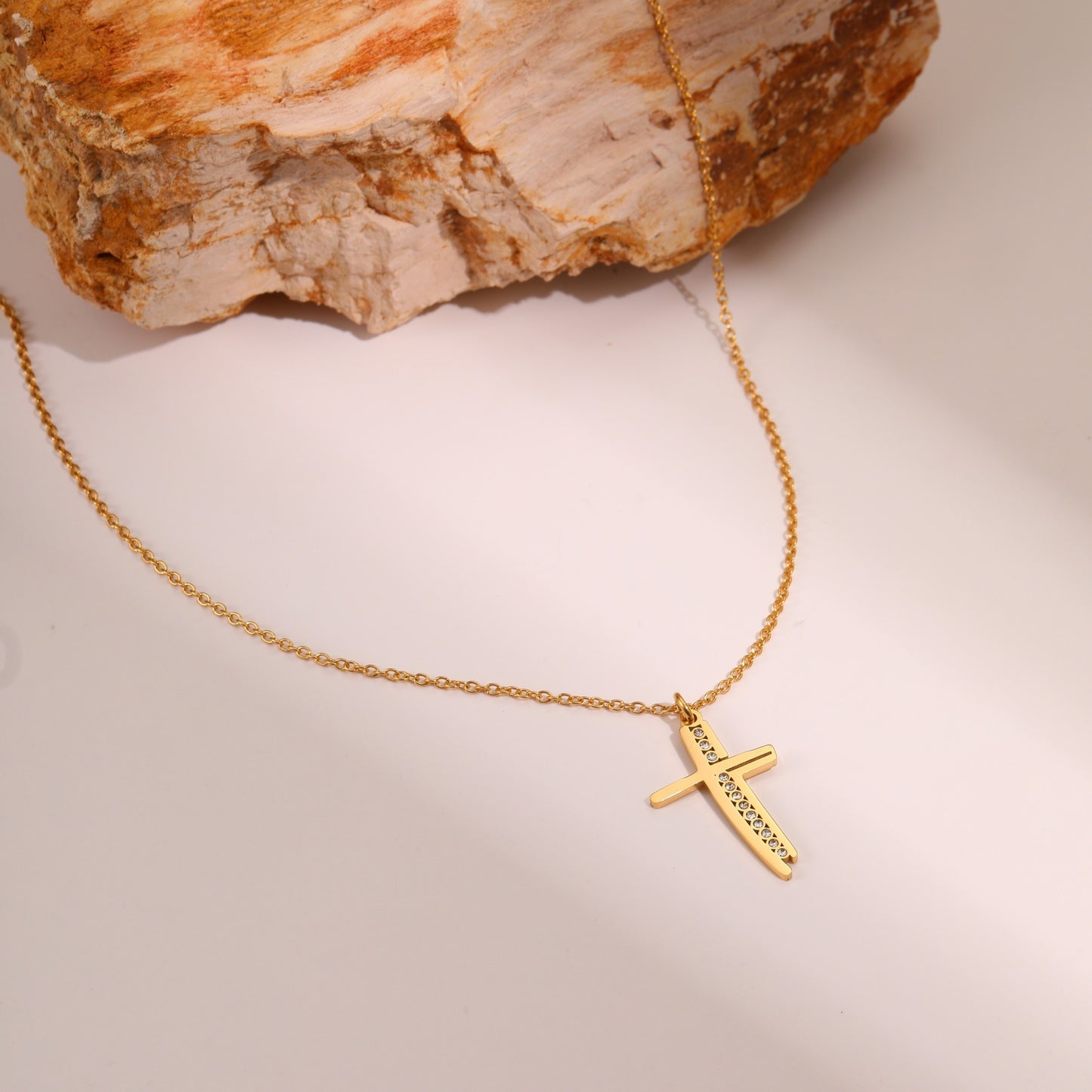 Elegante collar con colgante de cruz geométrica en acero inoxidable con baño de oro de 18K para mujer