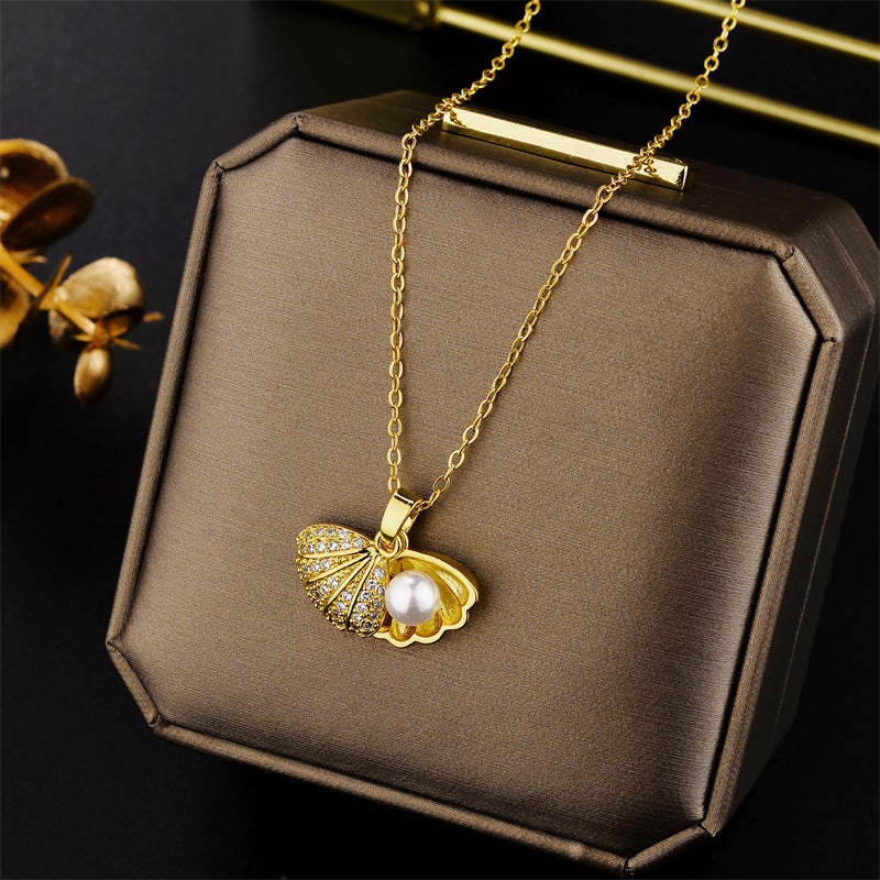 Collana da donna alla moda con conchiglia a ventaglio e perle, in acciaio al titanio con intarsio di strass e placcatura in oro