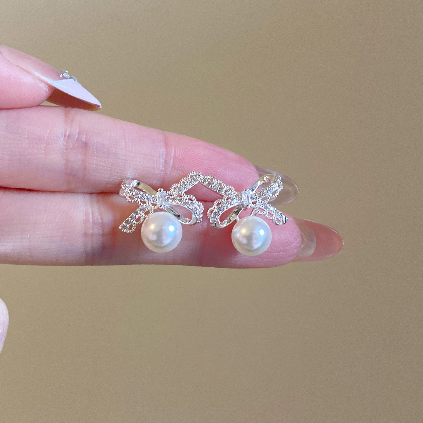 Eleganti Orecchini con Fiocco in Stile Vintage, Perla Sintetica e Intarsi in Zirconi su Perni in Acciaio Inossidabile