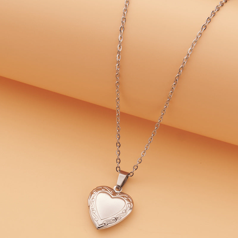 Collana con ciondolo a forma di cuore in acciaio inossidabile stile INS con montatura in acciaio al titanio e finitura in argento/oro galvanizzato