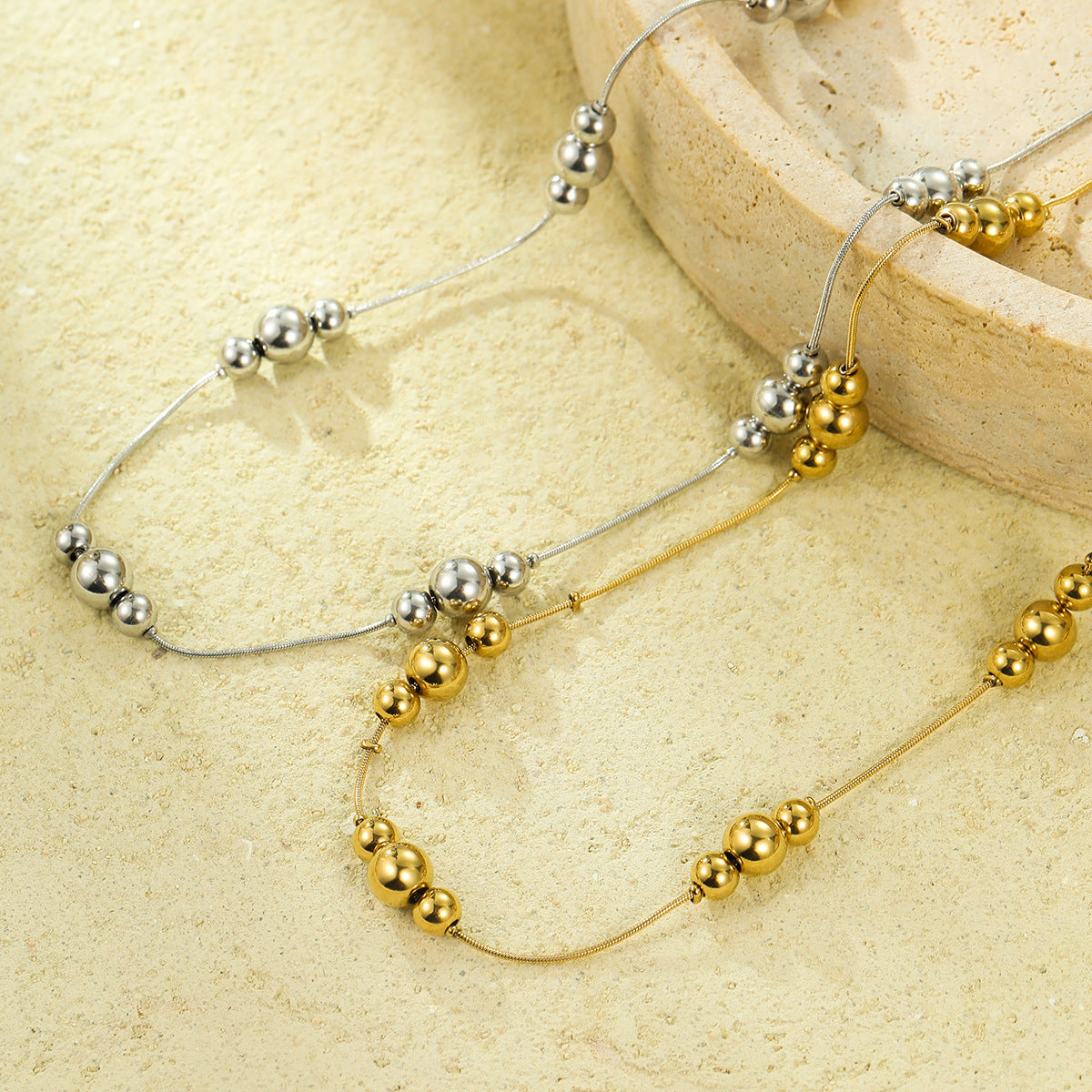 Collar de acero inoxidable redondo minimalista de moda para mujer con acabado chapado y estilo versátil para el día a día