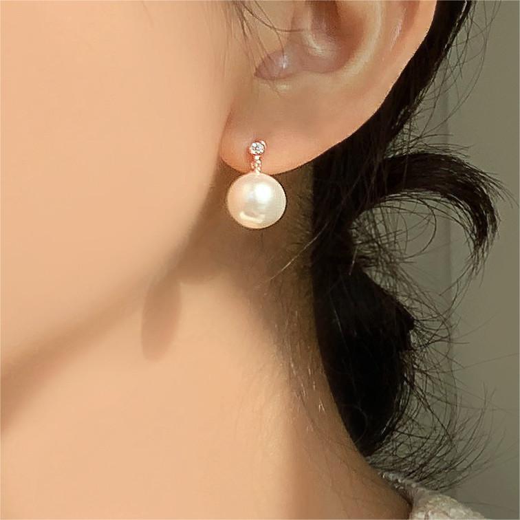 Orecchini a perno minimalisti a forma di lettera in argento sterling 925 con accenti di zirconi e perle