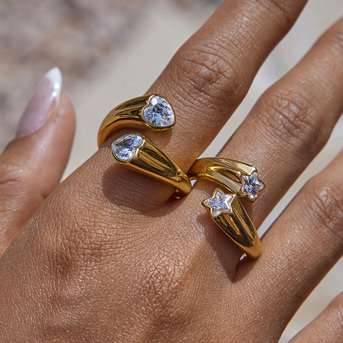 Anillo de acero inoxidable chapado en titanio con estrella geométrica para mujer con estética minimalista de lujo