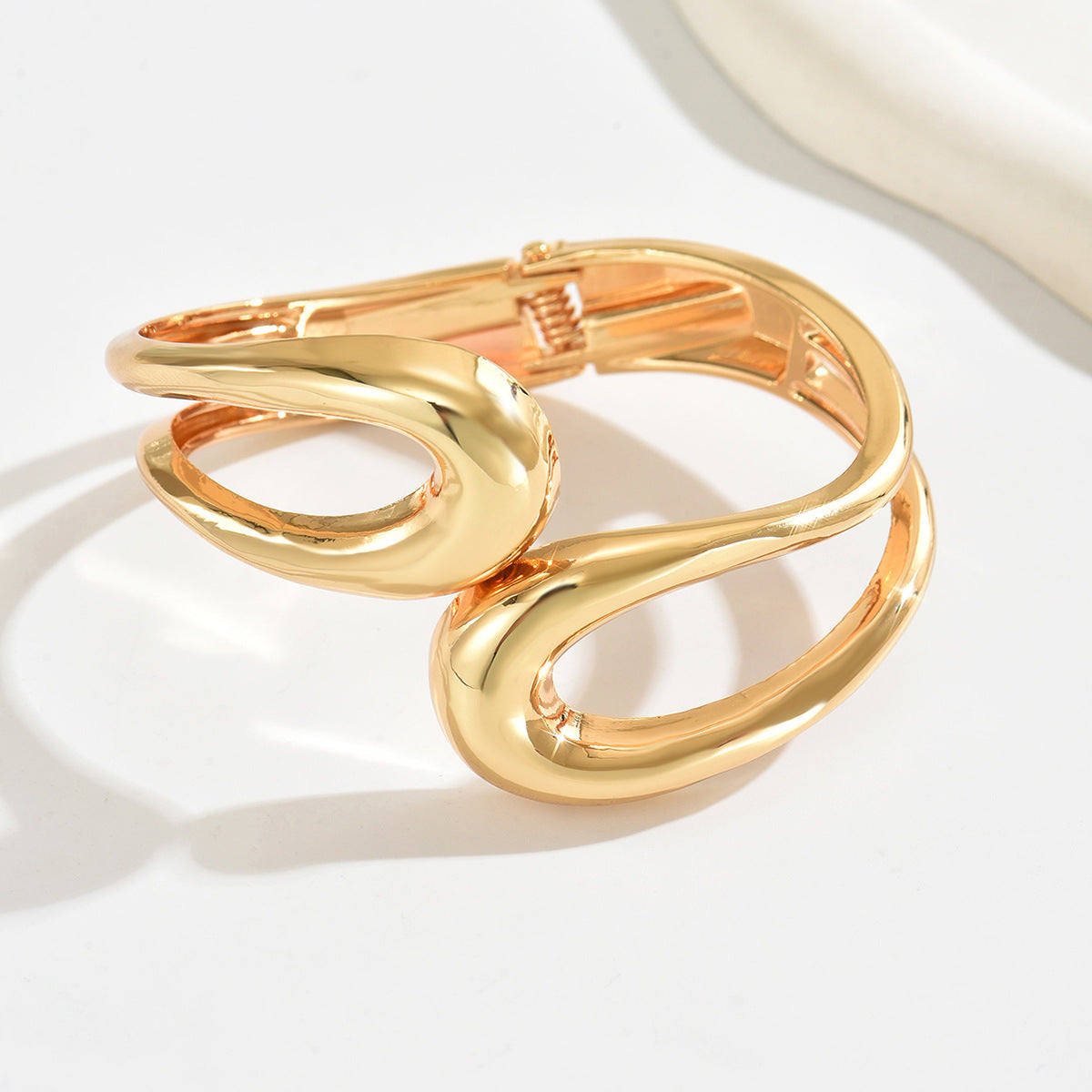 Conjunto de pulsera y anillo geométricos de moda en aleación de zinc con acabado chapado para un estilo versátil