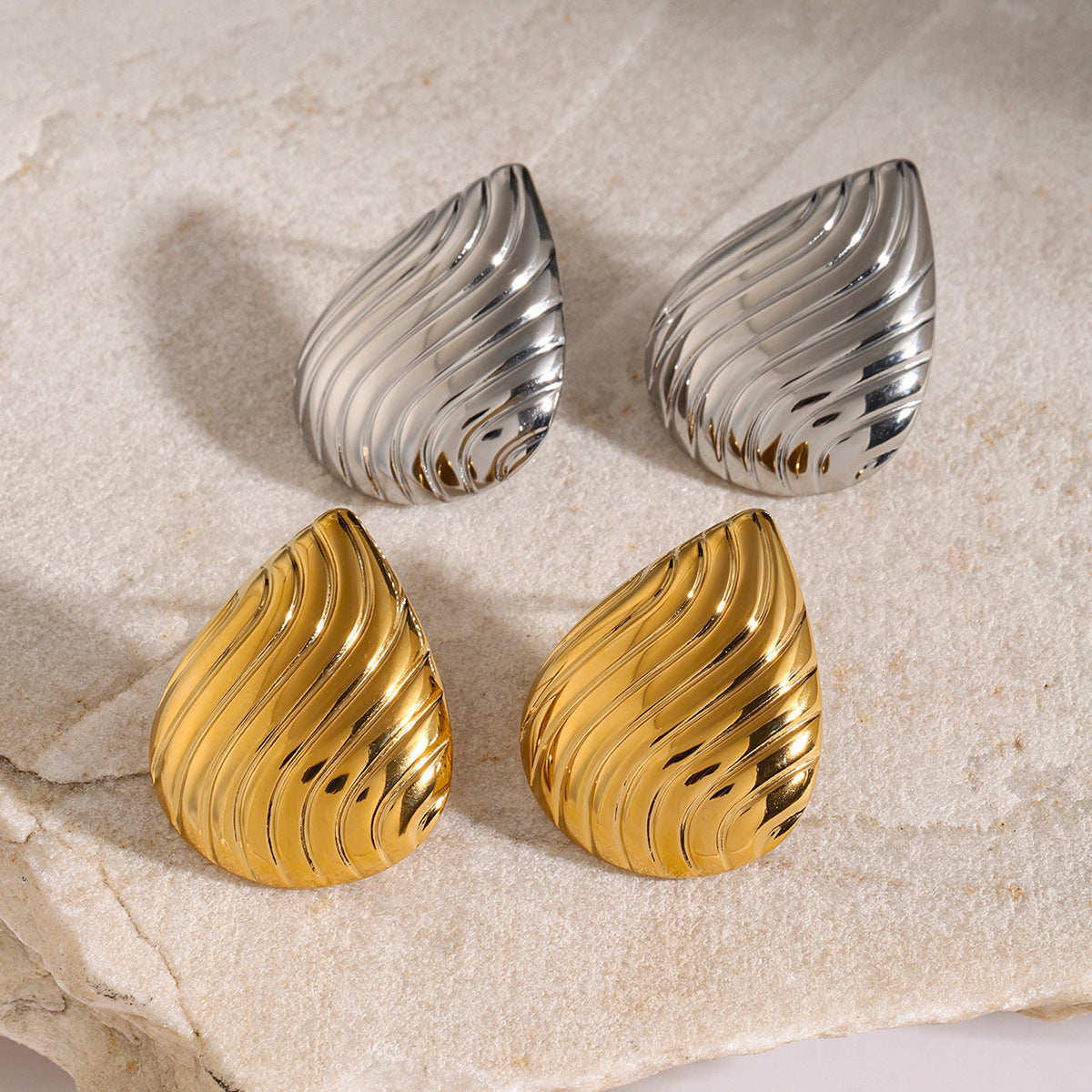 Orecchini Minimalisti Geometrici in Acciaio Inossidabile con Placcatura in Oro 18K e Texture Sottile