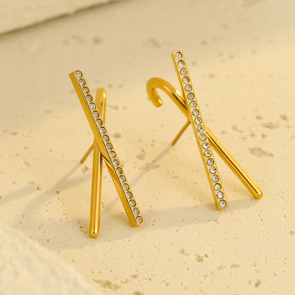 Orecchini da donna stile vintage in acciaio inossidabile con linea incrociata, intarsio in zircone e placcatura in oro 18 carati