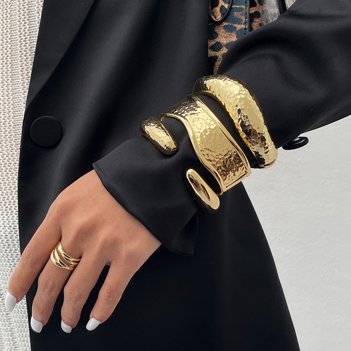 Bracciale da donna in lega martellata irregolare minimalista con chiusura a molla