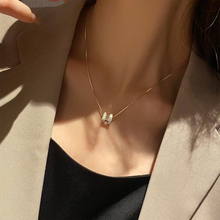 Collana pendente con iniziale H minimalista da donna in acciaio al titanio con intarsio di strass su catena a maglia.