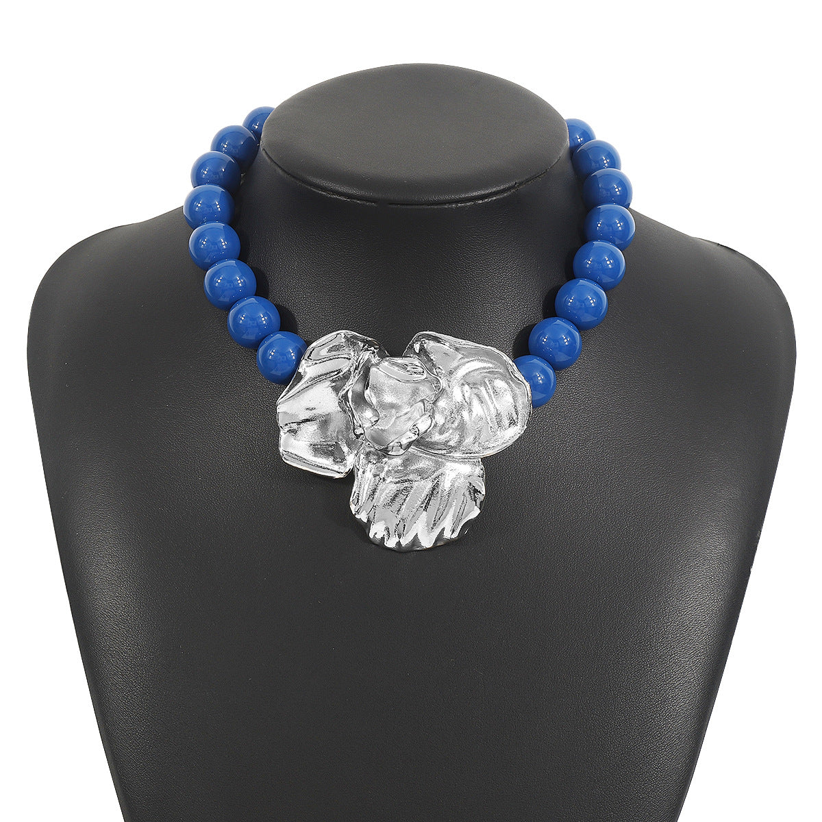 Collar con colgante floral exagerado para mujer con base de aleación Diseño geométrico Acabado galvanizado y detalles de perlas de imitación en cadena de serpiente