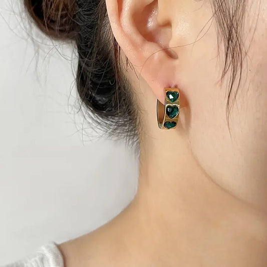 Pendientes de aro de acero inoxidable con incrustaciones de circonia verde en forma de corazón estilo INS para mujer con baño de oro de 18 quilates