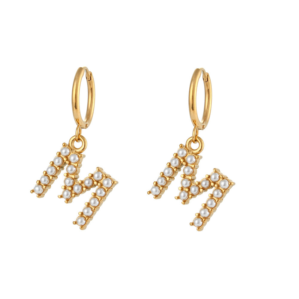 Orecchini a perno a forma di lettera dal design minimalista per donna in acciaio inossidabile con placcatura in oro 18 carati e dettagli in perle