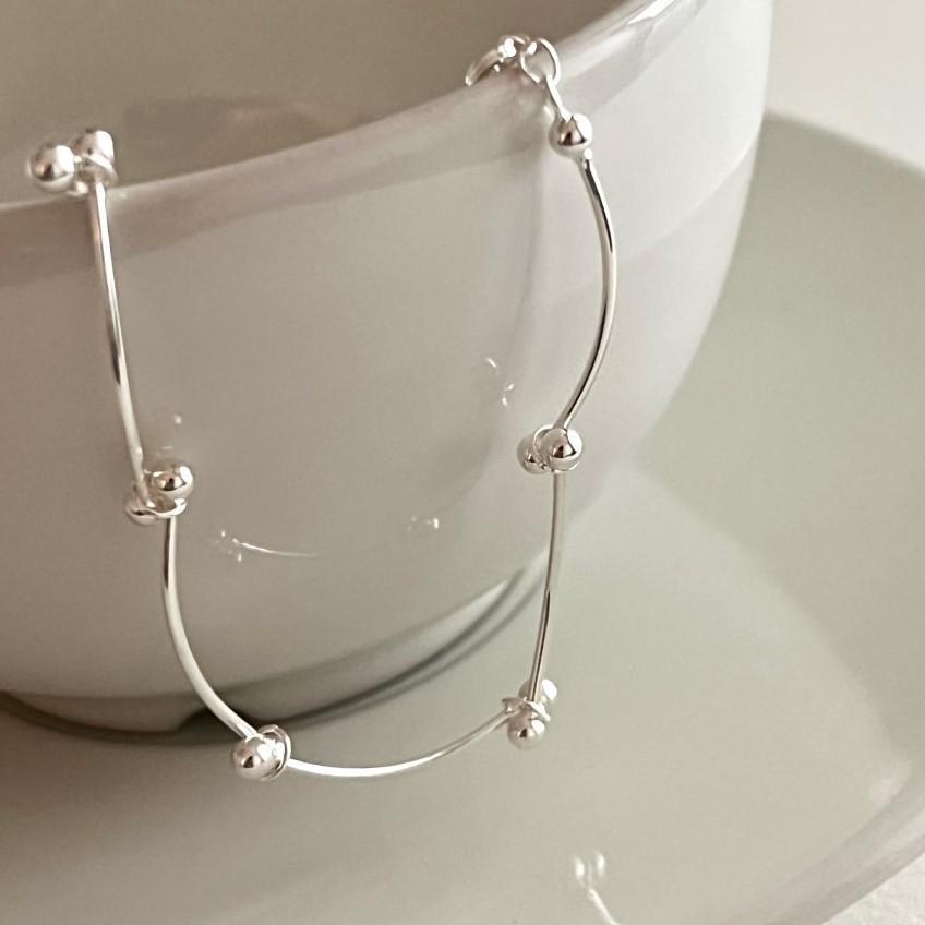 Bracciale Minimalista in Argento Sterling S925 Pieghevole con Dettagli Geometrici a Palline e Lineari per Donna