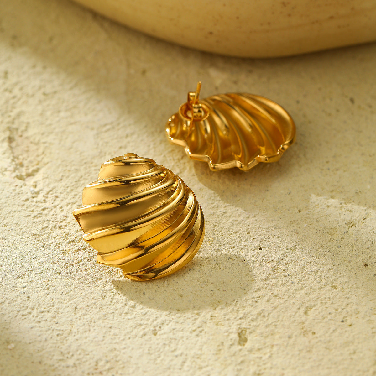 Orecchini Tondi alla Moda in Acciaio Inossidabile con Placcatura in Oro 18K e Superficie Pieghettata Testurizzata