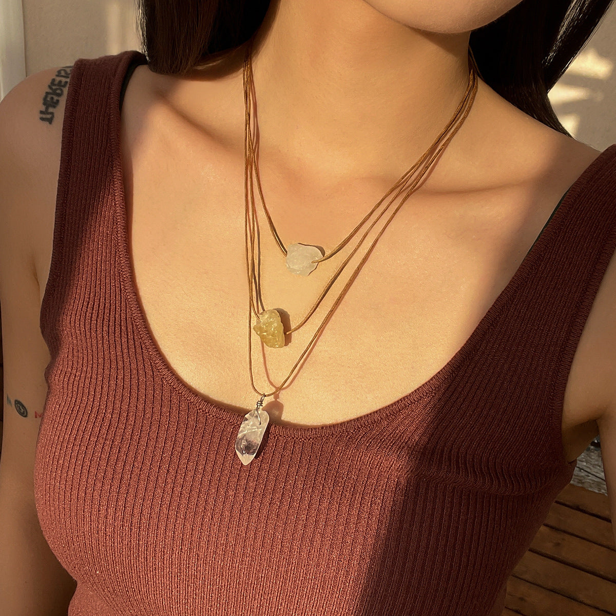 Collana con Ciondolo a Nappa Irregolare Asimmetrica con Pietre Naturali e Accenti di Cristallo su Cordino Cerato Intrecciato Regolabile per Creare Strati