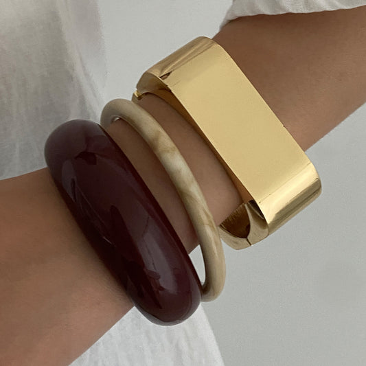Pulsera geométrica 3D abierta en forma de C de aleación con incrustaciones acrílicas y acabado galvanizado