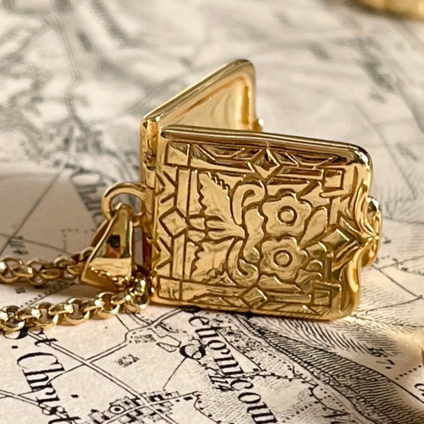 Natural Minimalist Heart and Floral Album Pendant Necklace with 18K Gold Plated Copper, Square Snap-Open Locket on Twisted Chain