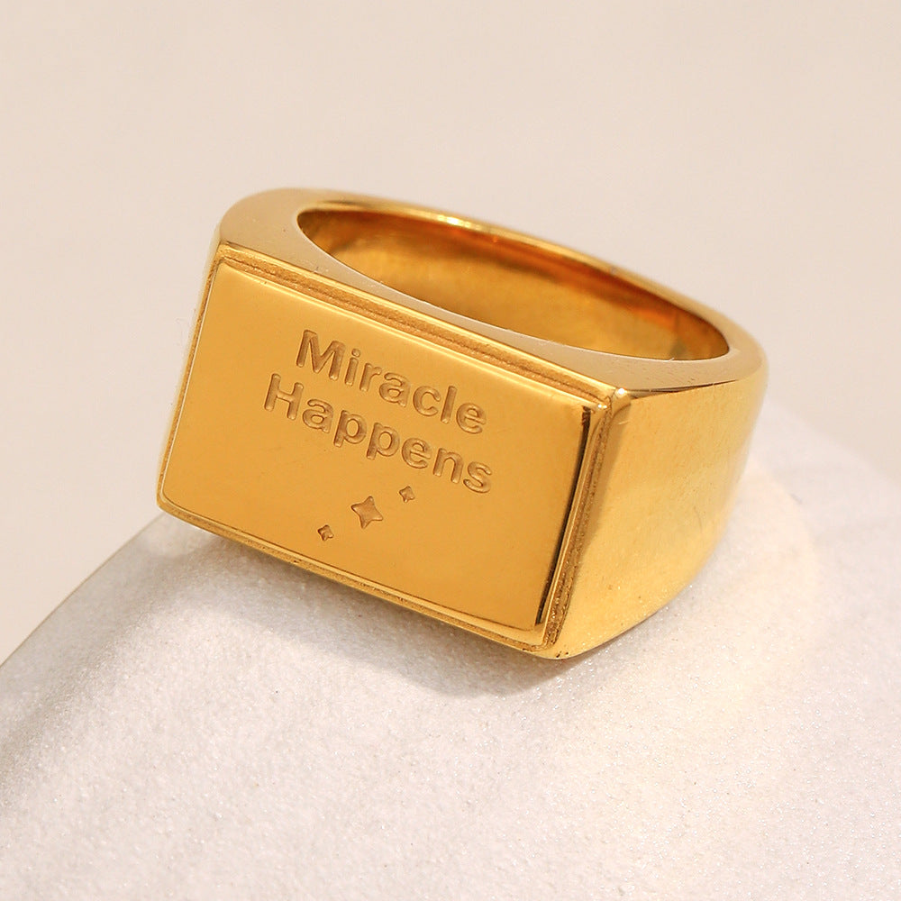 Anello minimalista geometrico in acciaio inossidabile placcato oro 18 carati da donna con design a lettera inglese