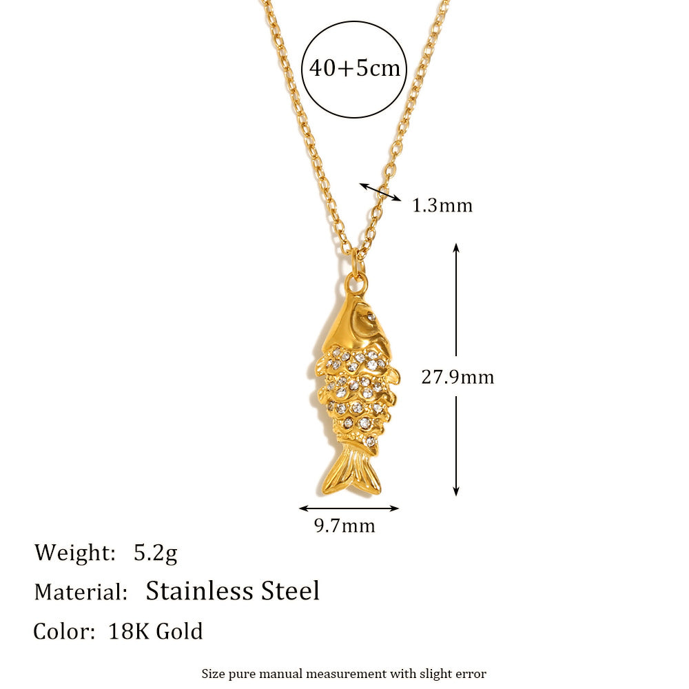 Collana con Ciondolo a Pesce Koi Minimalista in Acciaio Inossidabile con Placcatura in Oro 18K e Intarsio Completo di Strass da Donna