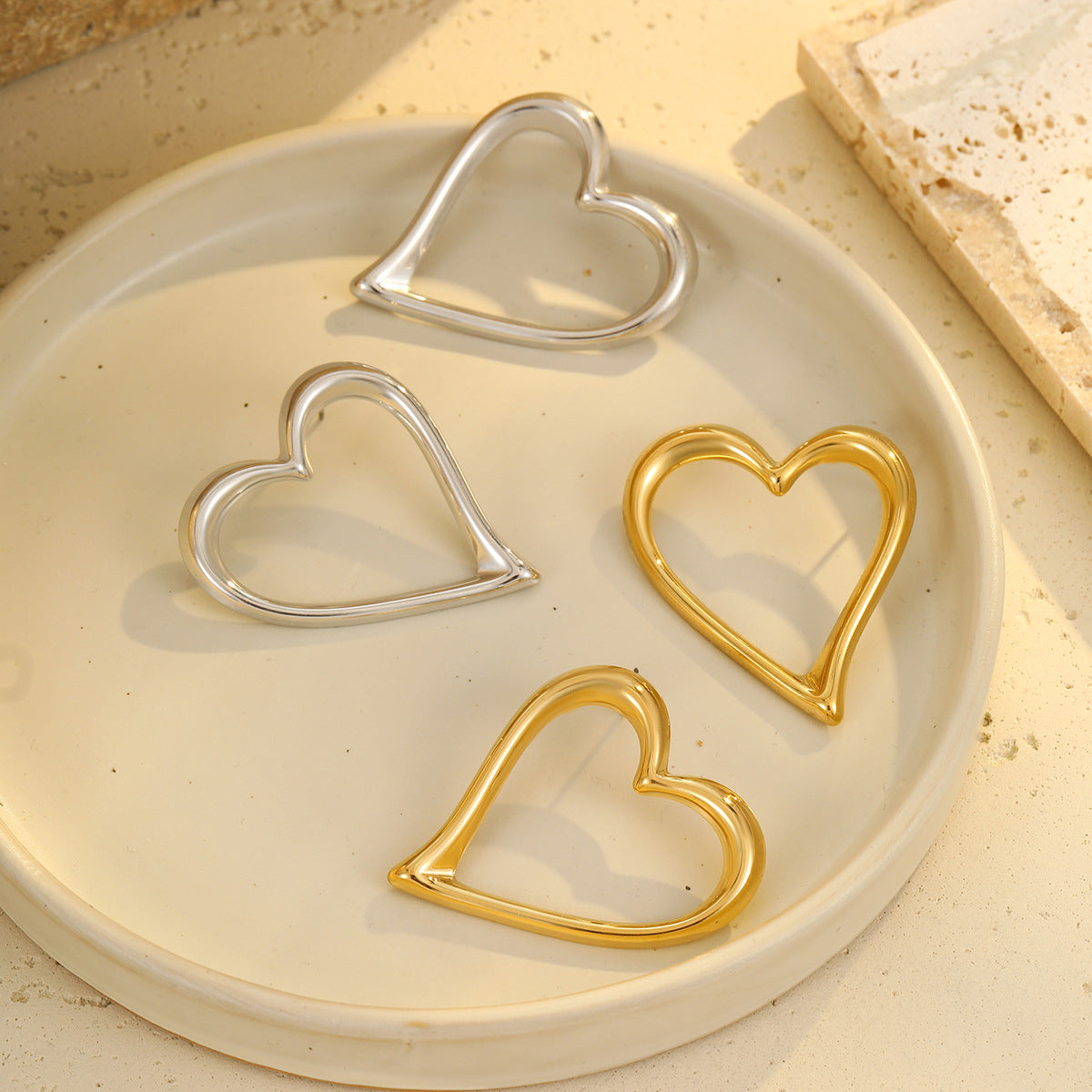 Aretes de acero inoxidable con forma de corazón a la moda con chapado en oro de 18 quilates para mujer