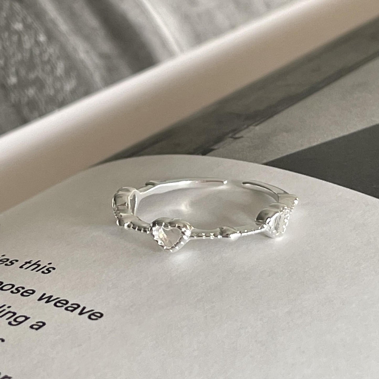 Anillo minimalista de plata de ley S925 con forma de corazón y recubrimiento de resina brillante para mujer