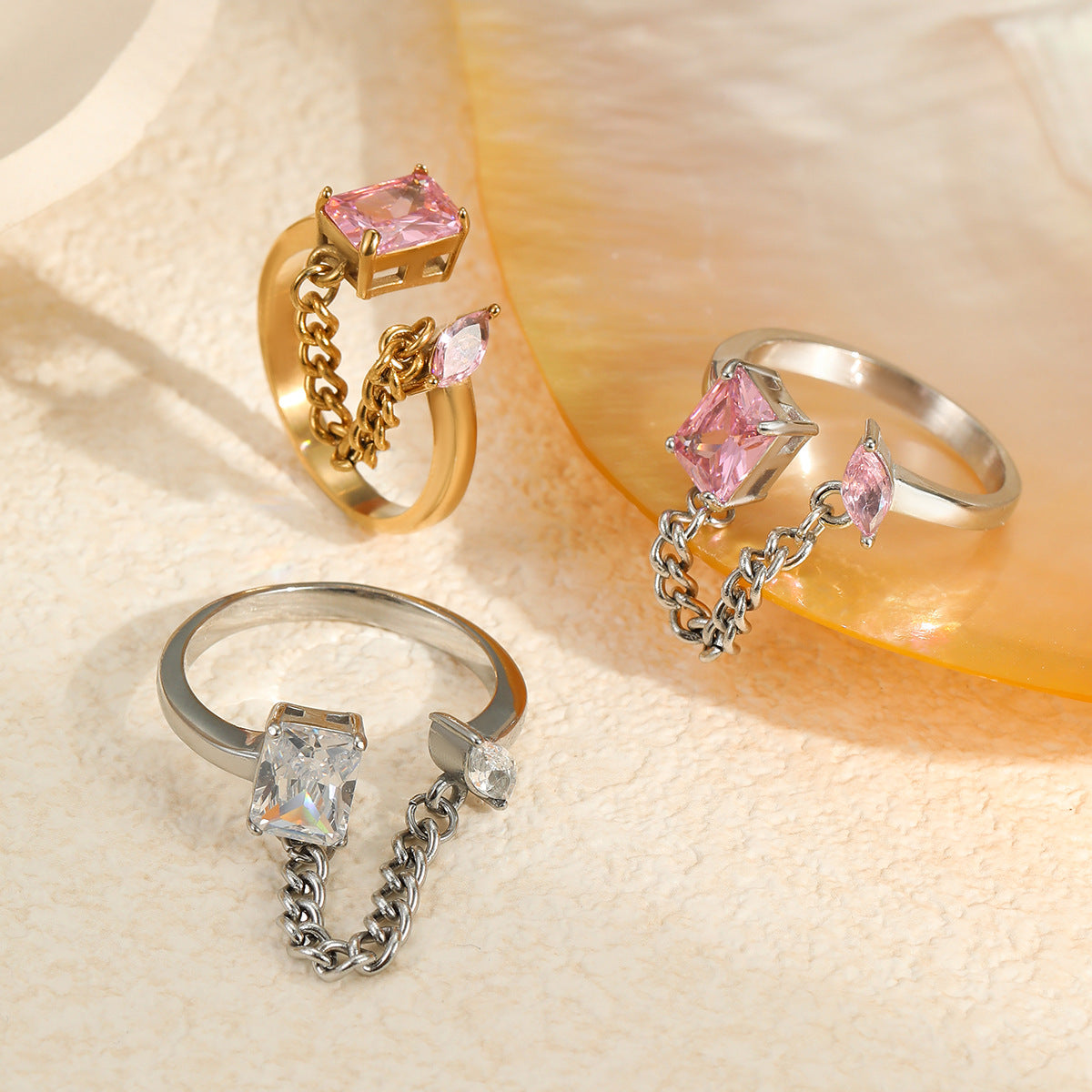 Anillo Minimalista de Acero Inoxidable con Forma de Uva y Acabado Chapado para Mujer