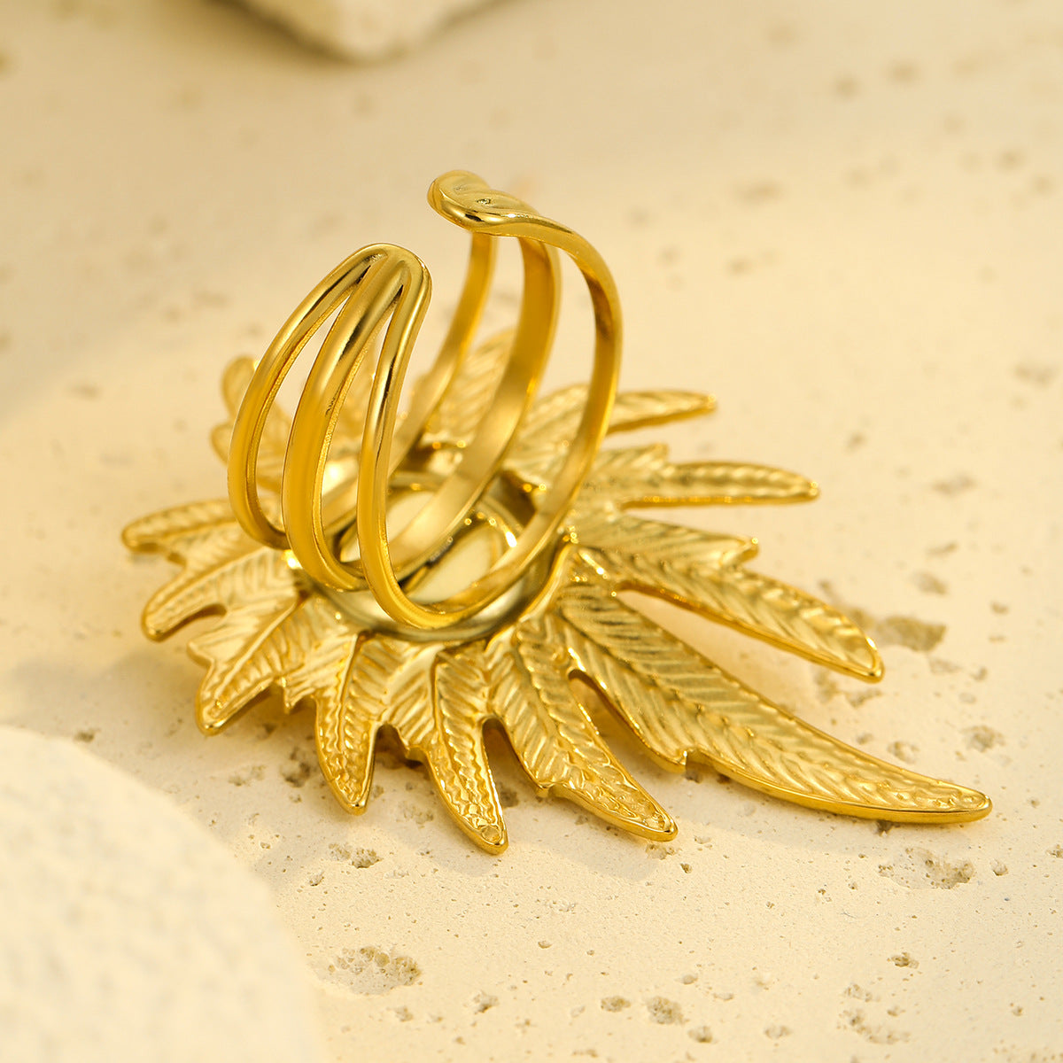 Anillo de acero inoxidable con diseño de hoja estilo lujo con incrustaciones de perlas para mujer