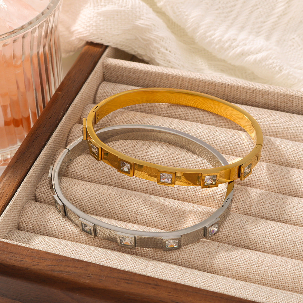 Bracciale quadrato geometrico in acciaio al titanio con intarsio di zirconi e placcatura sottovuoto in oro 18K da donna
