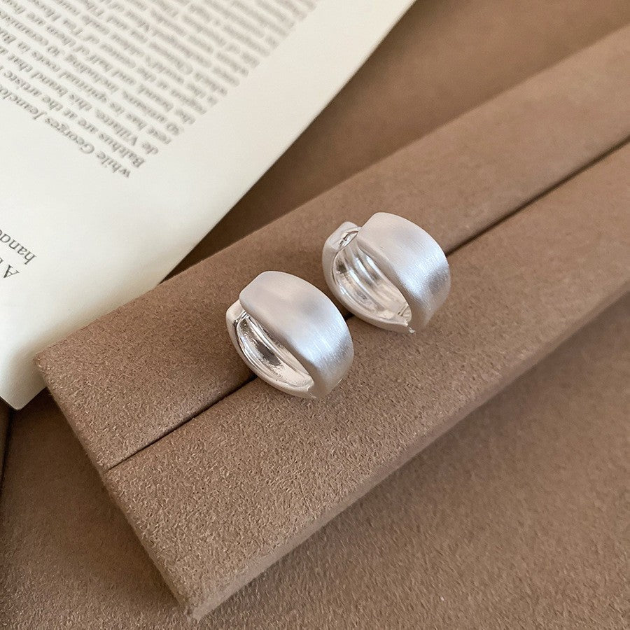 Pendientes de metal geométricos minimalistas con incrustaciones de diamantes de imitación y acabado cepillado para mujer