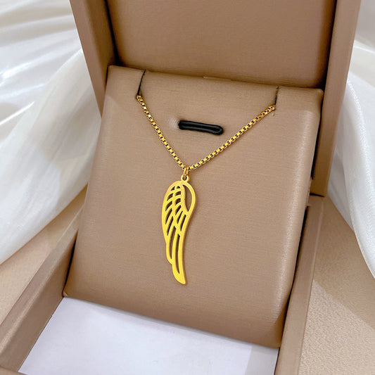 Collar con colgante de ala hueca geométrica minimalista para mujer, de acero de titanio con baño de oro